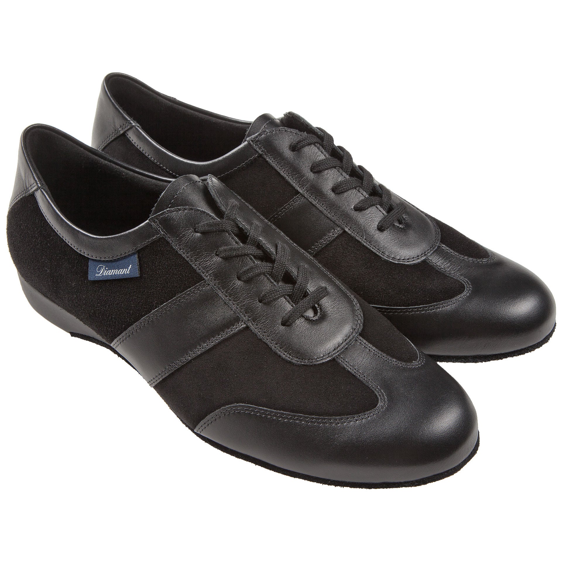 123 Tanzsneaker in Schwarz von Diamant, aus Leder und Wildleder mit Schnürsenkeln, auf weißem Hintergrund.